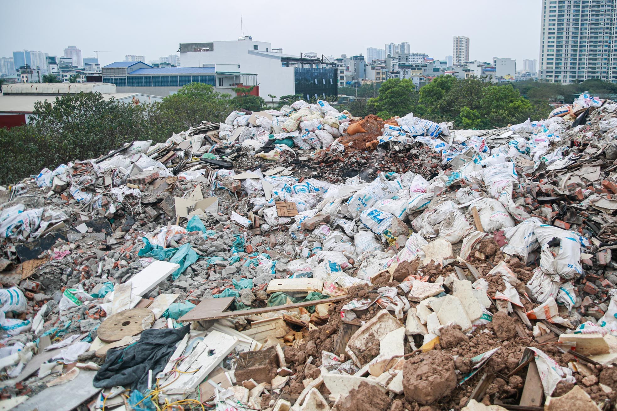 Nhức nhối bãi rác thải đổ trộm chất thành 'núi' giữa Thủ đô - Ảnh 6.