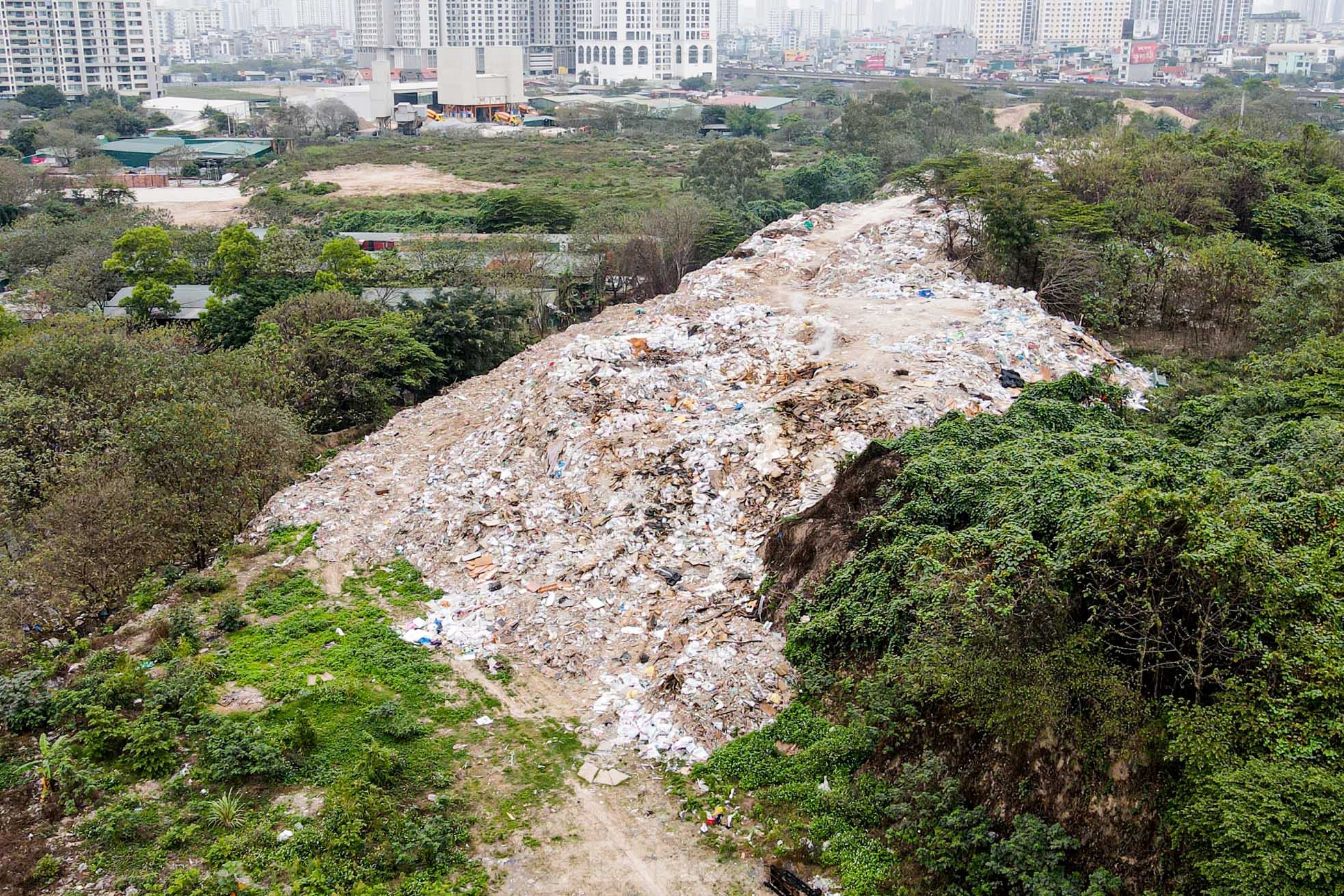 Nhức nhối bãi rác thải đổ trộm chất thành 'núi' giữa Thủ đô - Ảnh 4.