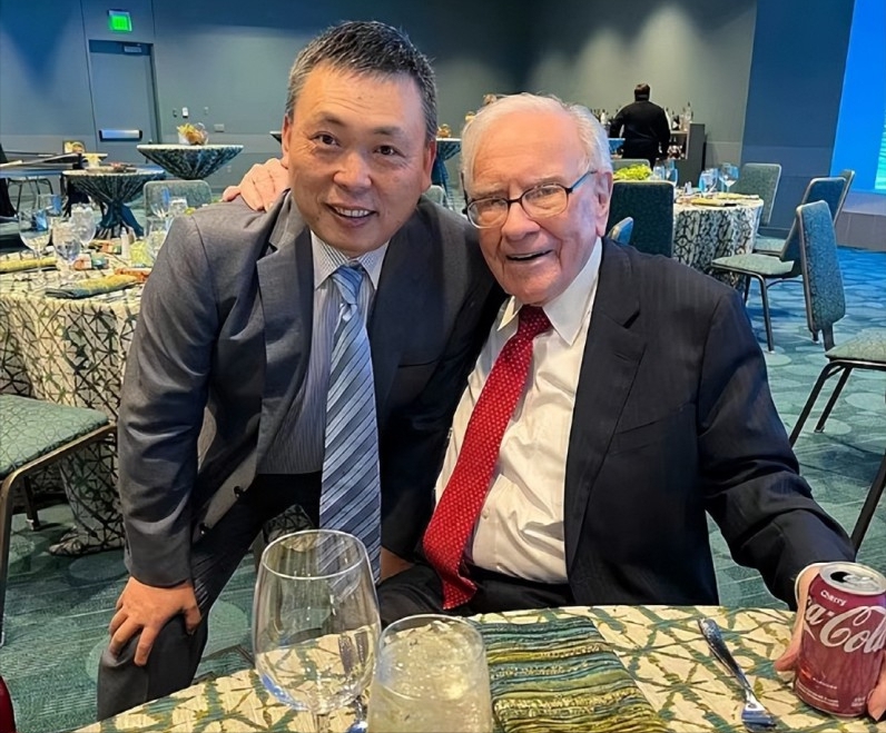 Tỷ phú tự thân &quot;gây sốt&quot; bậc nhất của Trung Quốc: Từng ngồi “chung mâm” với Warren Buffett, 41 tuổi nghỉ hưu nhưng vẫn có cách để tiền tự chạy về túi - Ảnh 3.