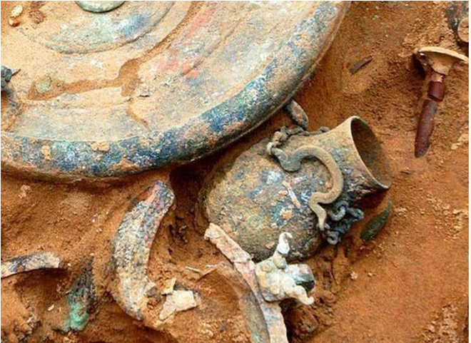 Đào giếng thấy hai 'cái nồi' chứa vật lạ, chuyên gia định giá hơn 10.000 tỷ đồng - Ảnh 2.