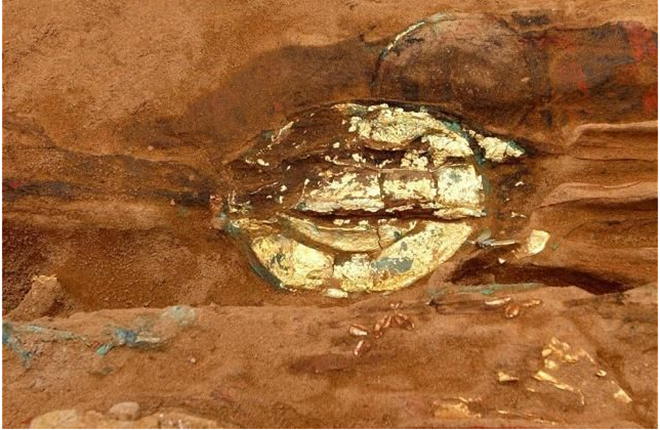 Đào giếng thấy hai 'cái nồi' chứa vật lạ, chuyên gia định giá hơn 10.000 tỷ đồng - Ảnh 1.