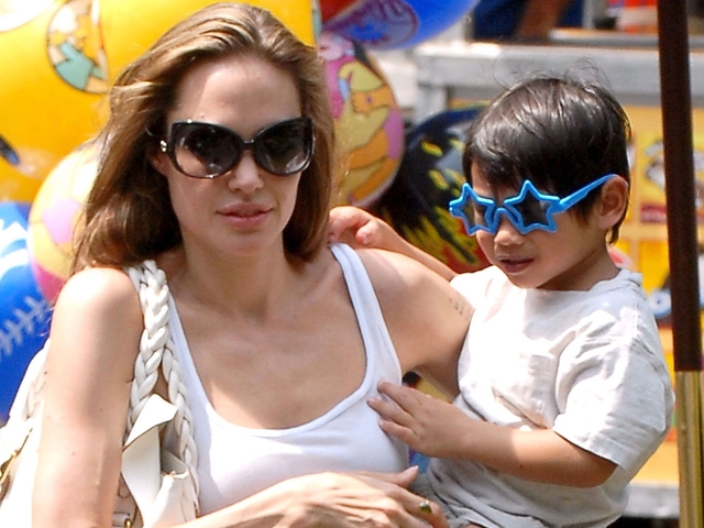 Cậu bé mồ côi gốc Việt đổi đời khi được Angelina Jolie nhận nuôi: Lớn thành chỗ dựa cho mẹ, theo đuổi nghề khác biệt - Ảnh 2.
