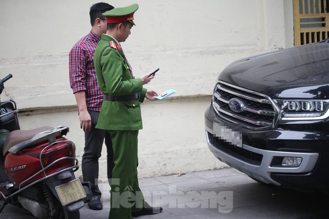 Chủ tịch Hà Nội: Công khai tên lãnh đạo địa bàn có nhiều vi phạm lòng đường, vỉa hè - Ảnh 1.