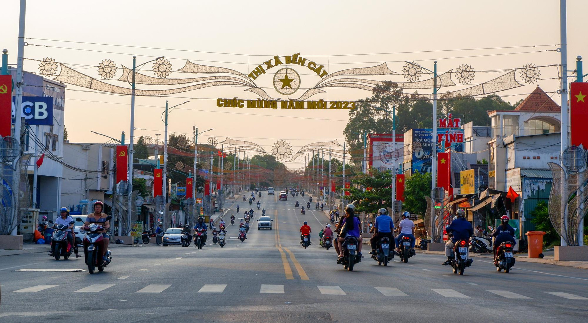 [Photo Essay] Được đề xuất lên thành phố, giá đất tại thị xã đông dân nhất Việt Nam thay đổi ra sao? - Ảnh 2.