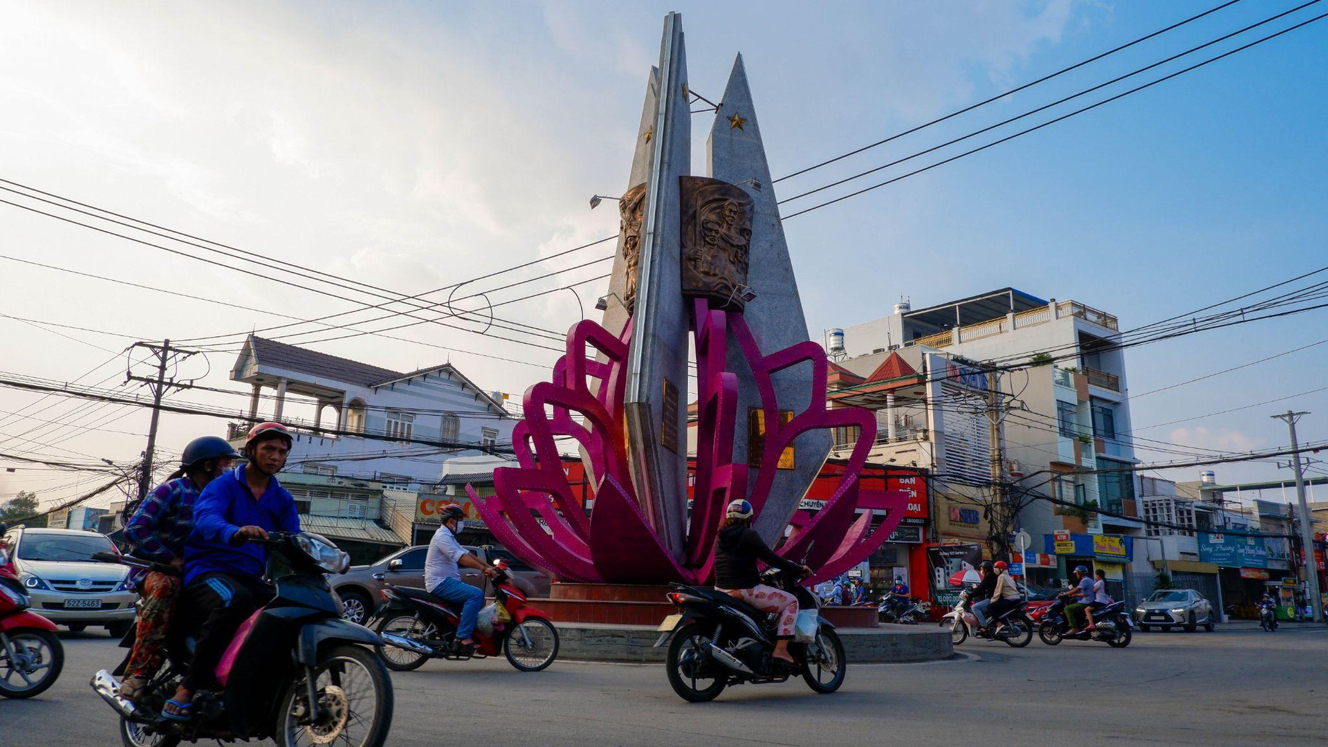[Photo Essay] Được đề xuất lên thành phố, giá đất tại thị xã đông dân nhất Việt Nam thay đổi ra sao? - Ảnh 3.