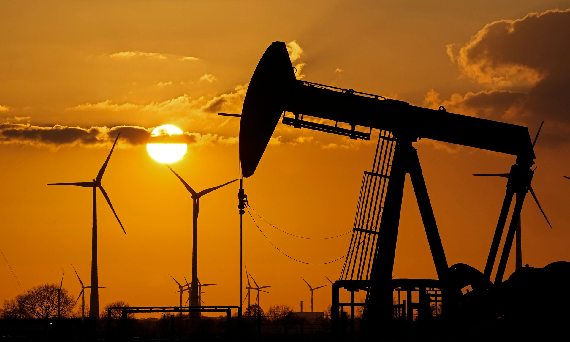 Những 'nhân tố bí ẩn' bất ngờ tăng sản lượng dầu, tham vọng cắt 1,1 triệu thùng/ngày để đẩy giá của Ả Rập Xê Út có nguy cơ 'đổ bể'? - Ảnh 1.
