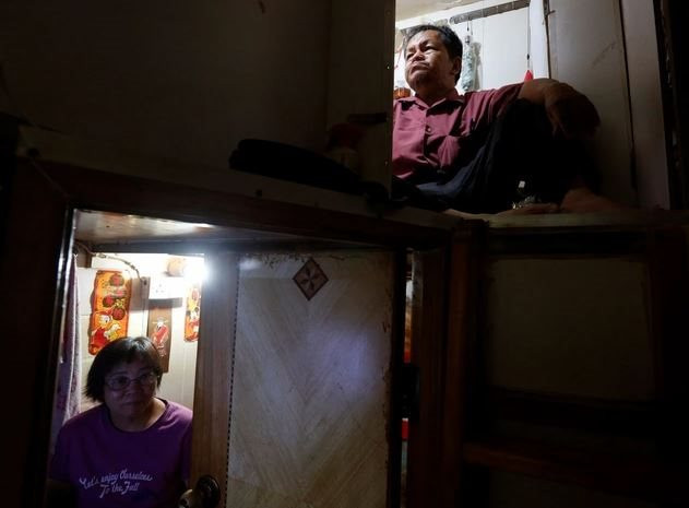 Bật khóc giữa nhà 'quan tài' đắt đỏ ở Hong Kong: Một căn 18 người ở chung, giá thuê phòng vừa 1 chiếc giường tầng cũng 6 triệu đồng - Ảnh 3.