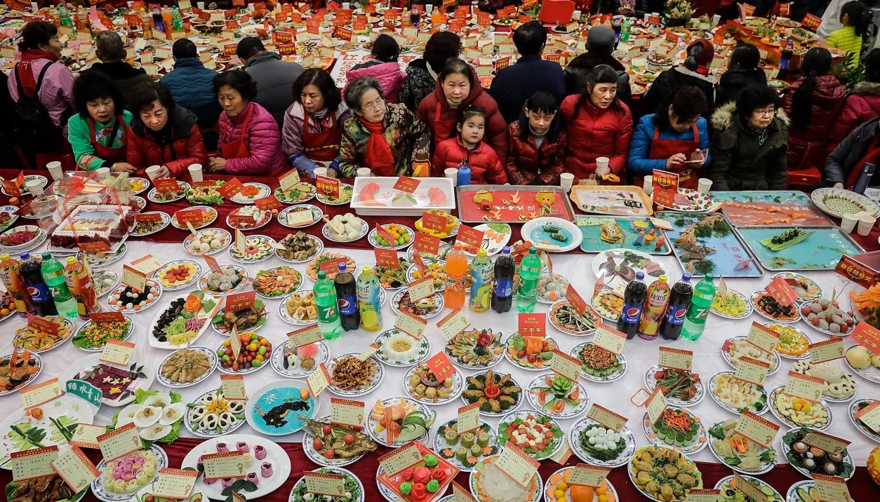 Trung Quốc tuyên chiến với lãng phí lương thực: Ăn cho hết hoặc nộp phạt hơn 300 triệu đồng - Ảnh 2.