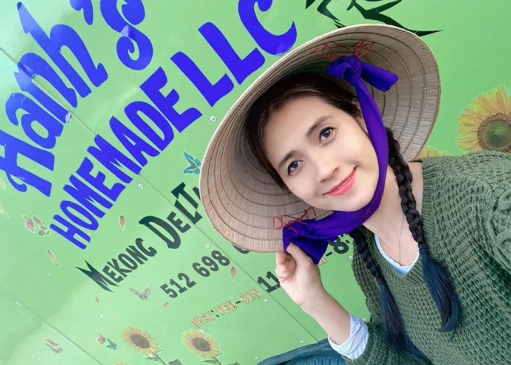 Cô gái gốc Việt mặc áo bà ba bán hàng ở Mỹ bằng một phương tiện độc đáo tôn vinh ẩm thực đồng bằng sông Cửu Long - Ảnh 1.