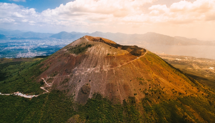 Những ngọn núi lửa kỳ vĩ nhất thế giới, Việt Nam cũng góp tên một nơi - Ảnh 1.