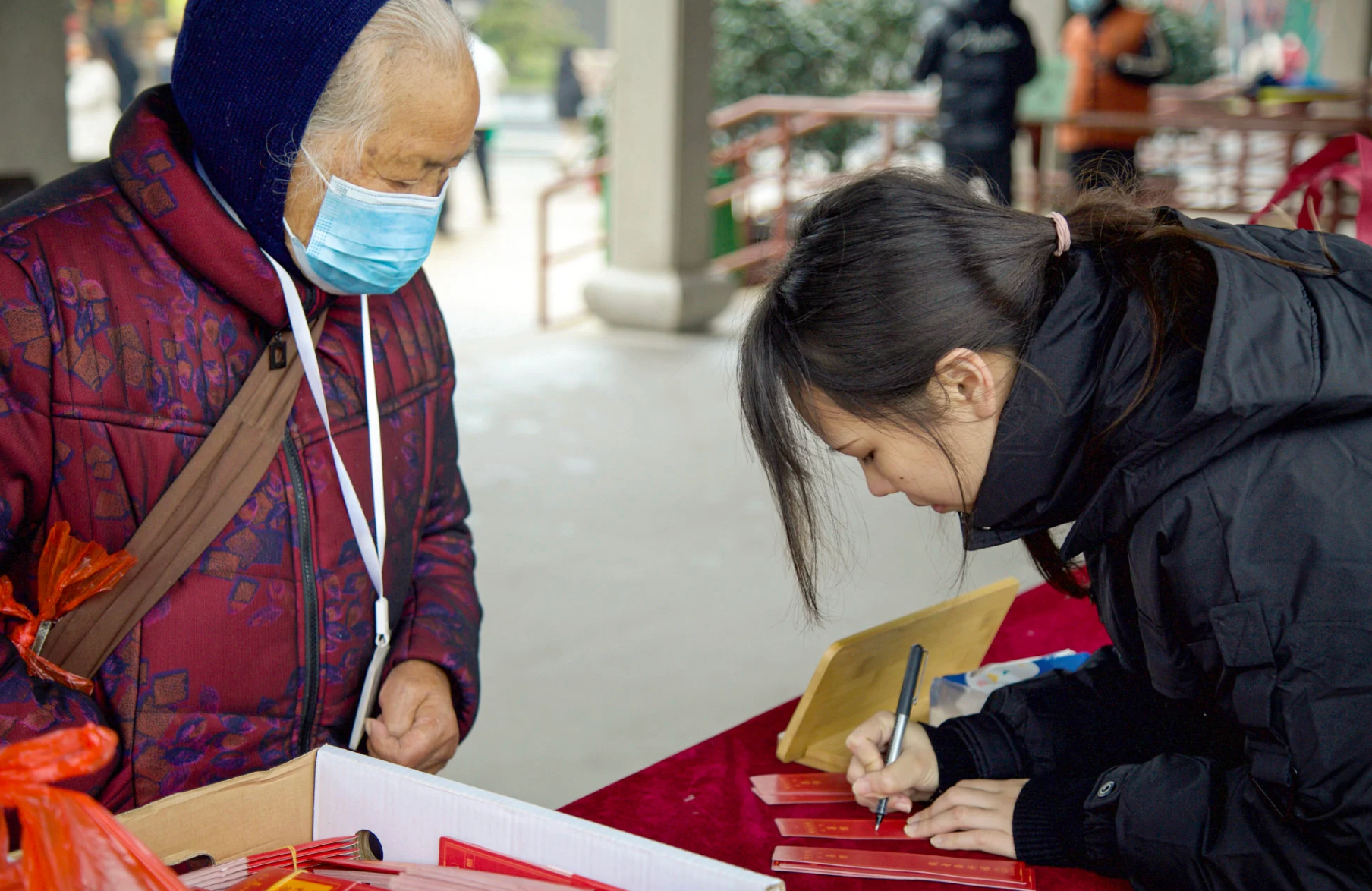 Trung Quốc: Người trẻ kiệt sức, quyết định bỏ việc, ồ ạt kéo đến chùa ở trong vài tháng để tìm 'sự an yên' - Ảnh 1.