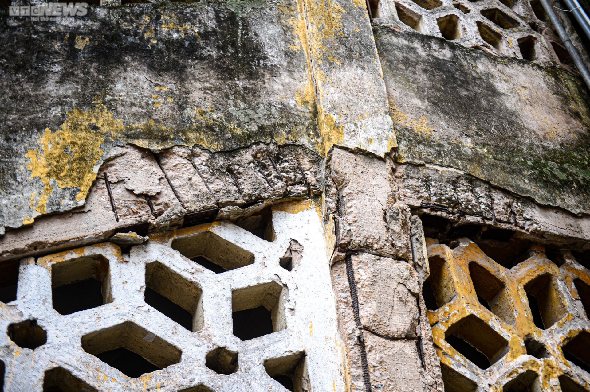 Người Hà Nội bất an sống trong khu tập thể chờ sập, không mưa cũng dột - Ảnh 19.