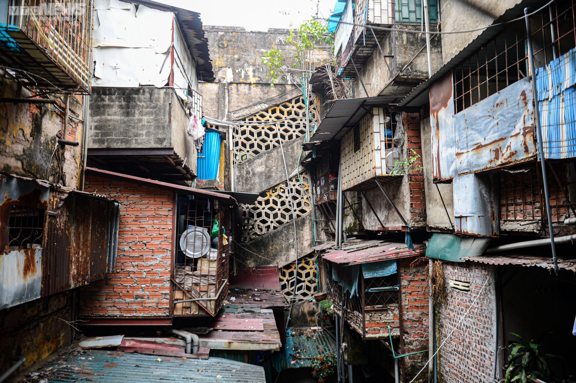 Người Hà Nội bất an sống trong khu tập thể chờ sập, không mưa cũng dột - Ảnh 21.