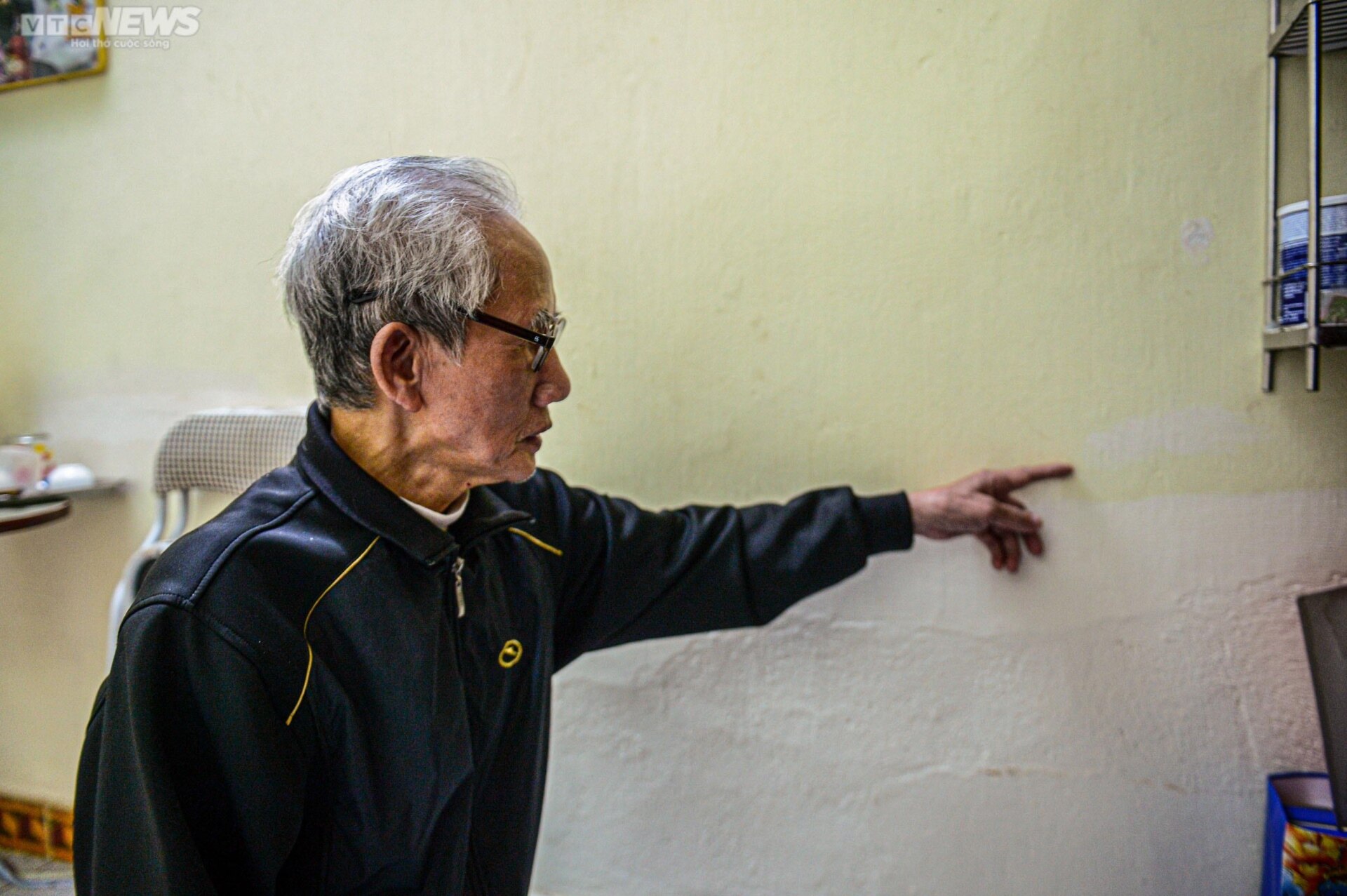 Người Hà Nội bất an sống trong khu tập thể chờ sập, không mưa cũng dột - Ảnh 14.