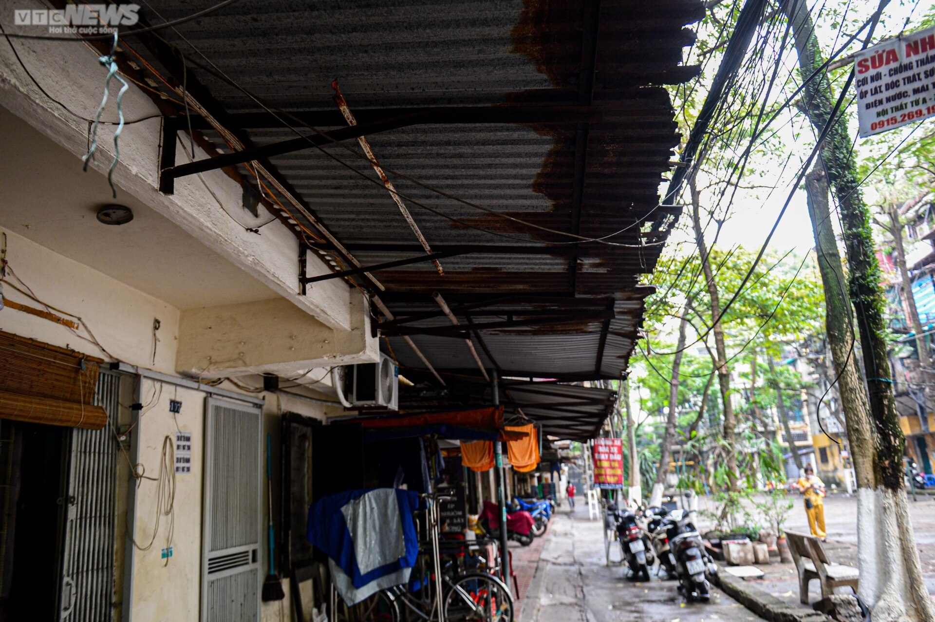 Người Hà Nội bất an sống trong khu tập thể chờ sập, không mưa cũng dột - Ảnh 7.