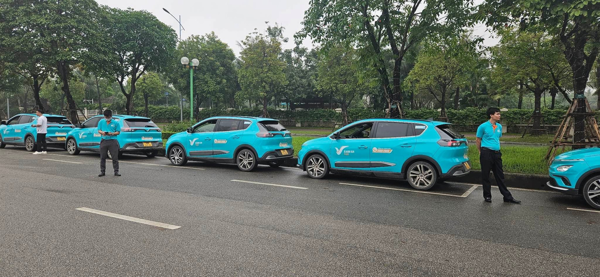 Hãng taxi điện của ông Phạm Nhật Vượng chính thức vận hành tại Hà Nội: quy mô ban đầu 500 xe VF e34, 100 xe VF8, sẽ ‘Nam tiến’ ngay trong tháng này - Ảnh 1.