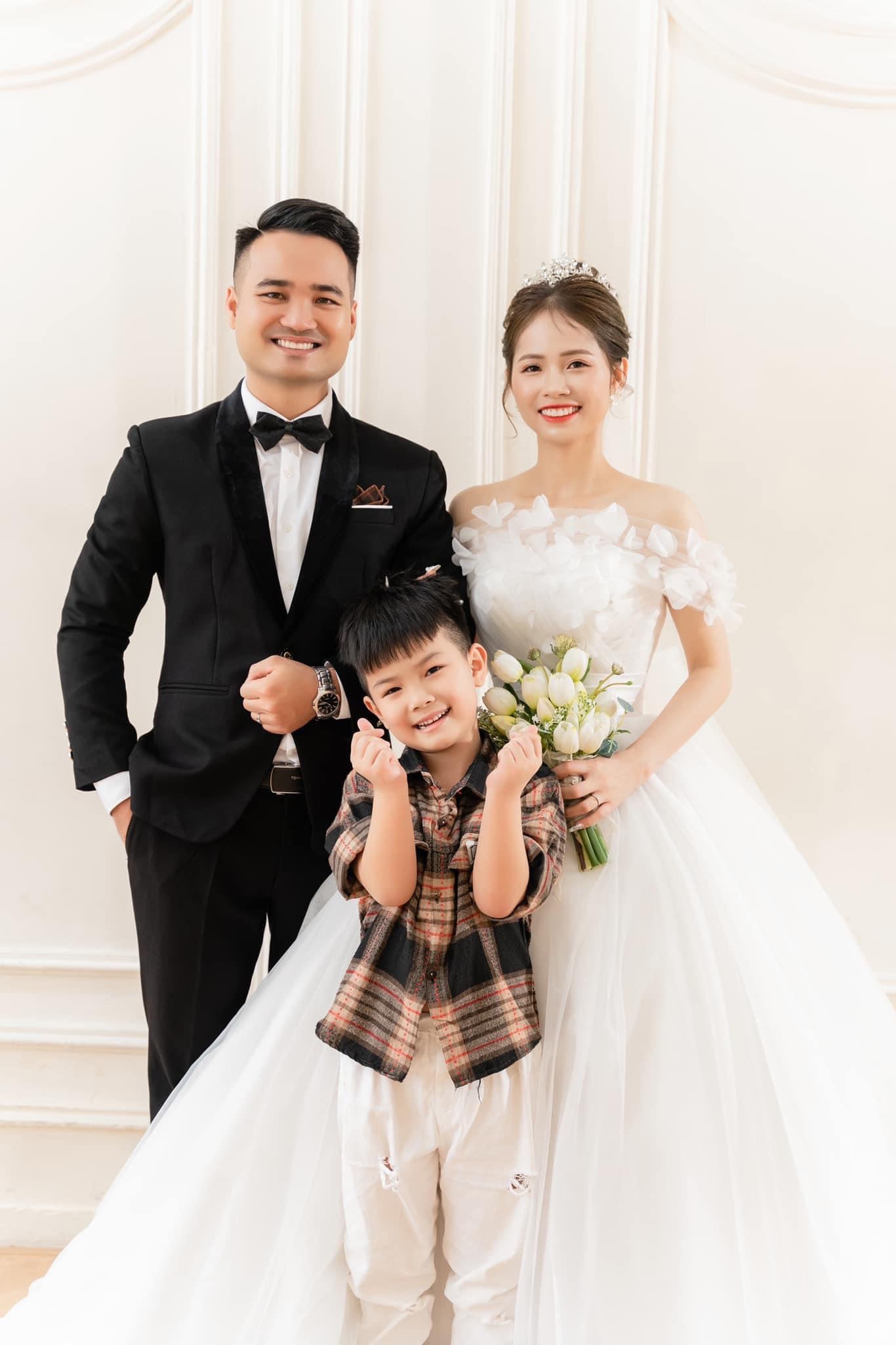 Cô dâu Phú Thọ được bố mẹ chồng tổ chức hôn lễ thổn thức: Con trai vui sướng khi giờ có bố, còn tôi hạnh phúc vì có tới tận 2 nhà đẻ - Ảnh 2.