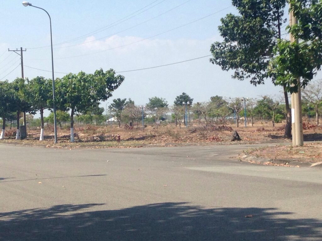 “Còn đất đâu mà mua”, câu nói kinh điển của cò đất một thời, đến nay nhìn lại thấy toàn là đất trống - Ảnh 2.