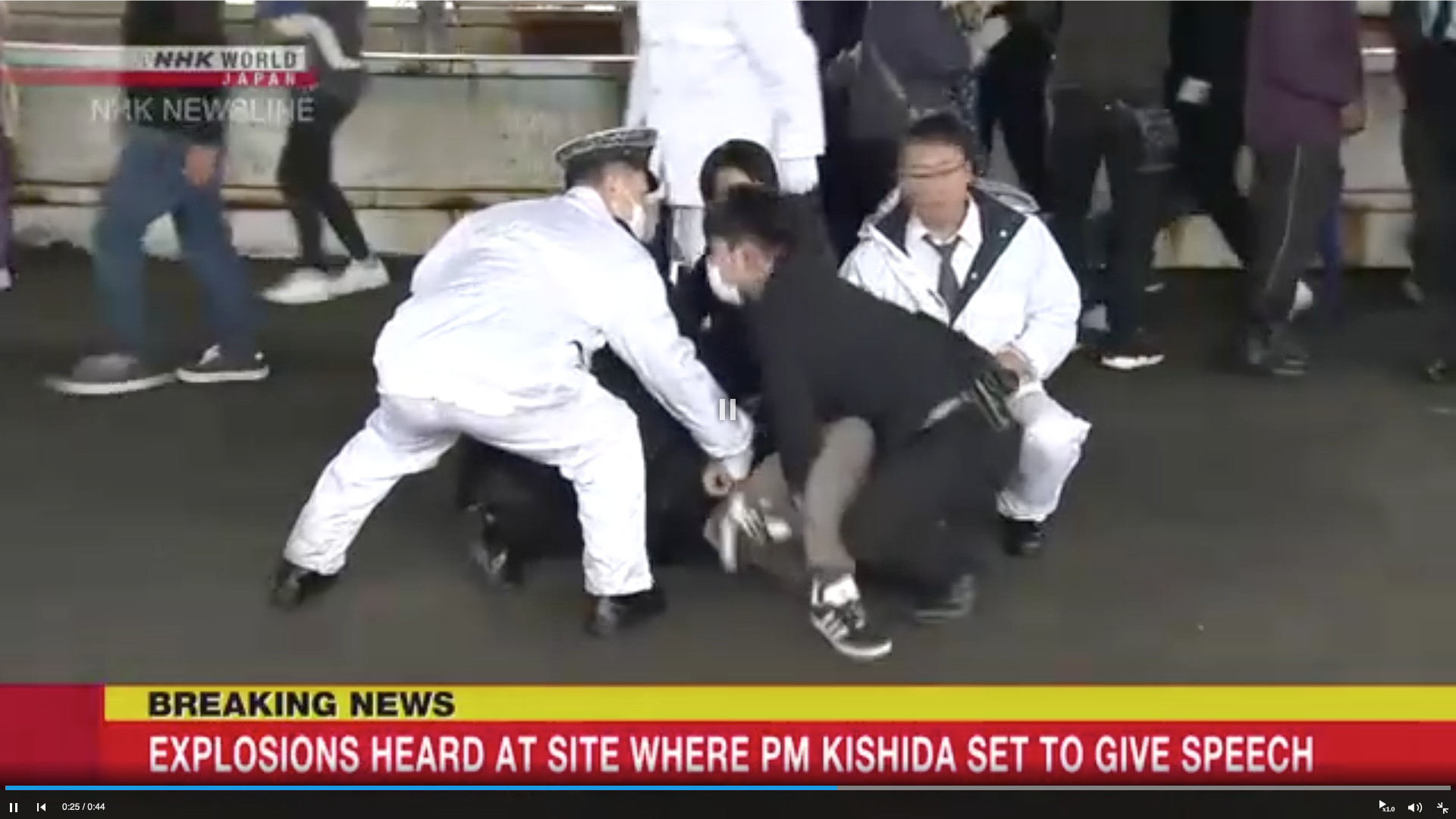 Thủ tướng Nhật Bản Fumio Kishida bị ném bom khói - Ảnh 4.