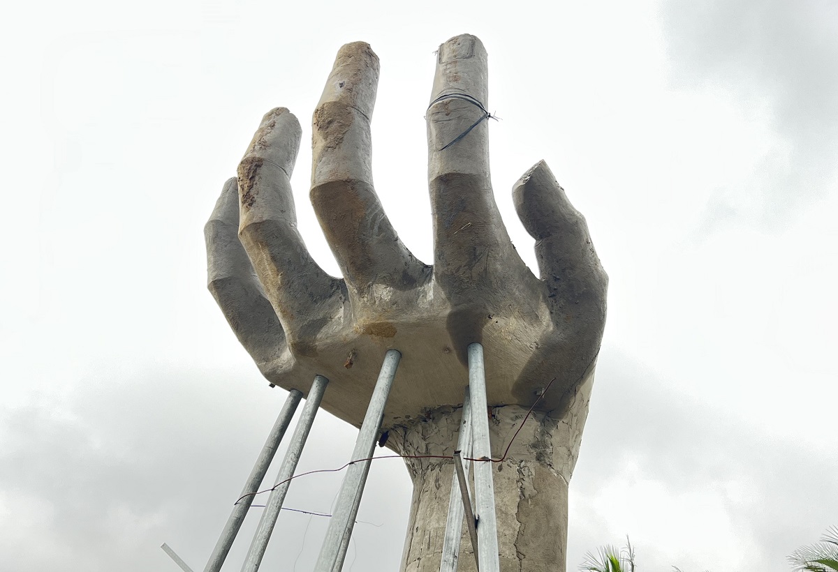 Yêu cầu báo cáo việc xây dựng những bàn tay khổng lồ ở biển nổi tiếng Thanh Hóa - Ảnh 2.