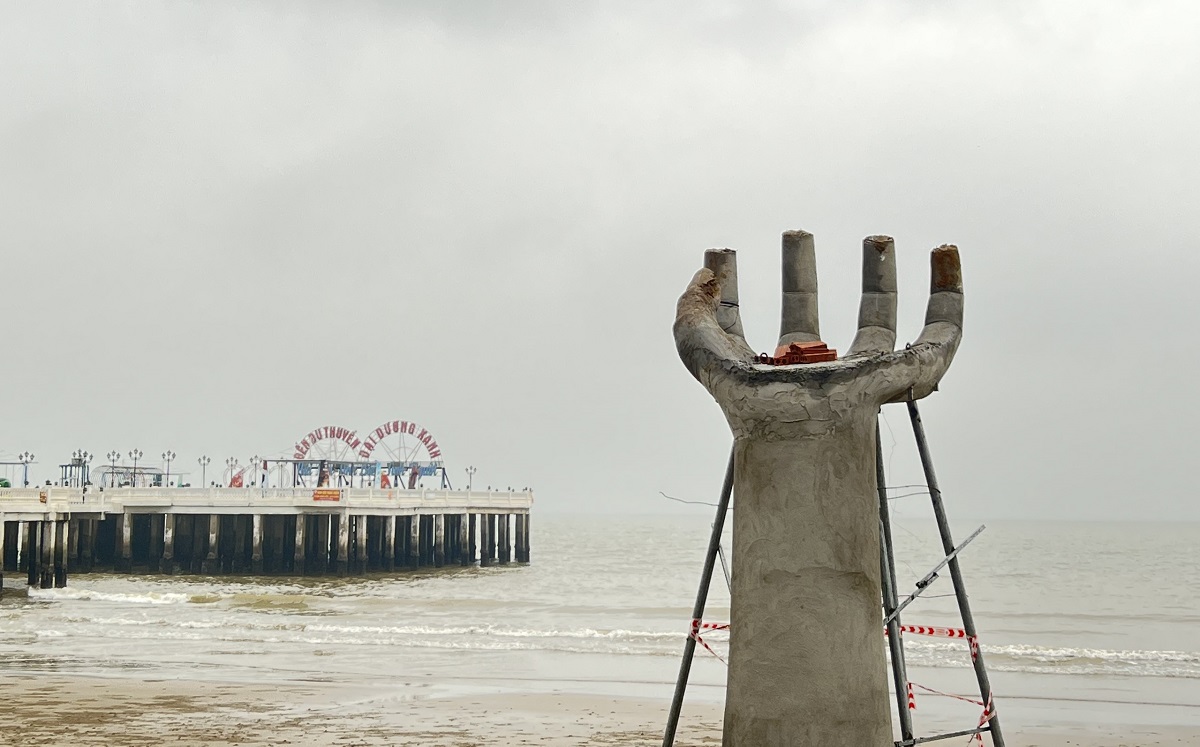 Yêu cầu báo cáo việc xây dựng những bàn tay khổng lồ ở biển nổi tiếng Thanh Hóa - Ảnh 3.