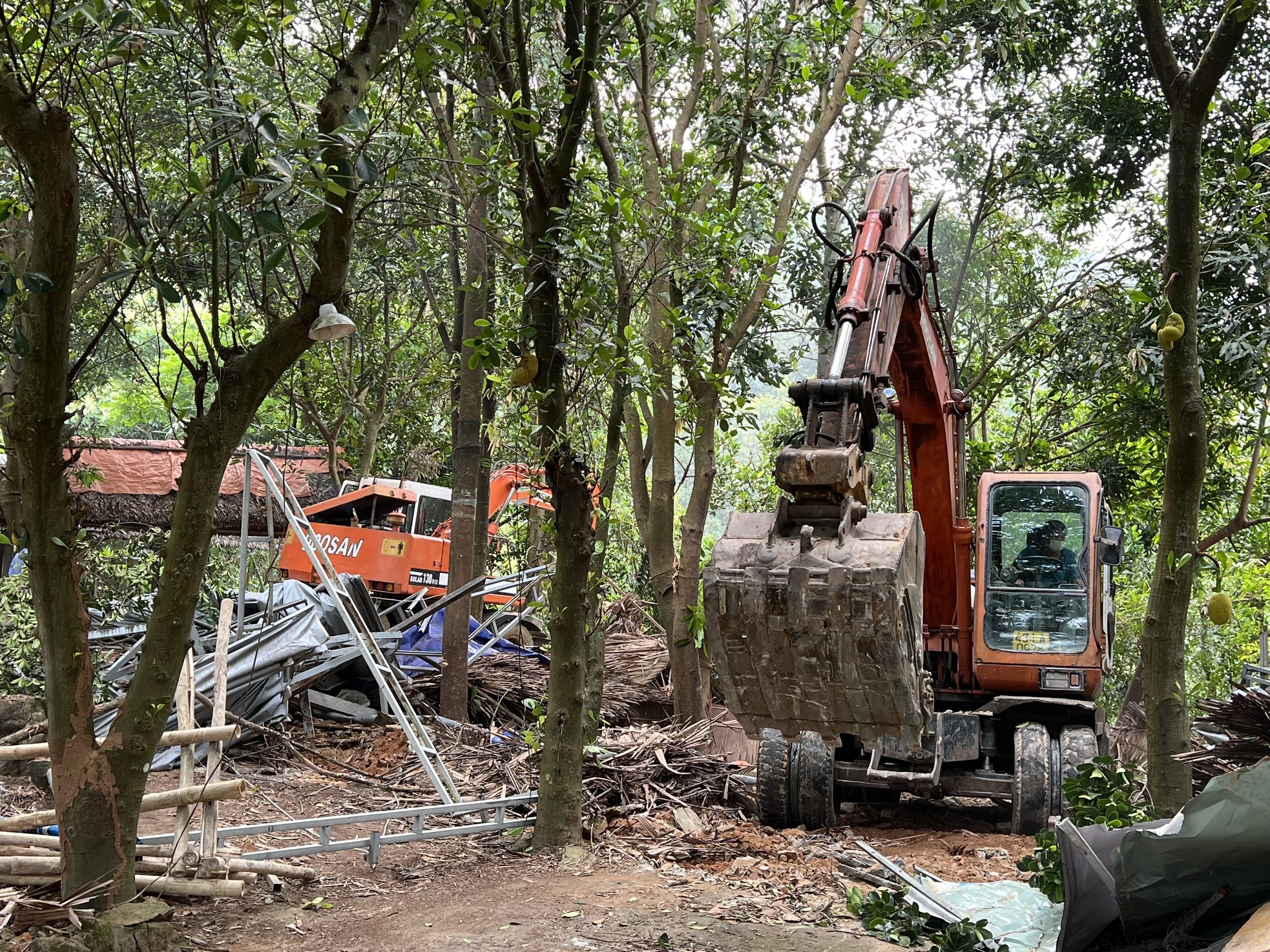 Cưỡng chế hàng loạt nhà hàng trái phép trên bán đảo Sơn Trà - Ảnh 10.