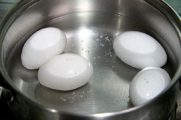Luộc trứng sai cách cực hại sức khỏe, nhiều người không biết vẫn vô tư làm - Ảnh 1.