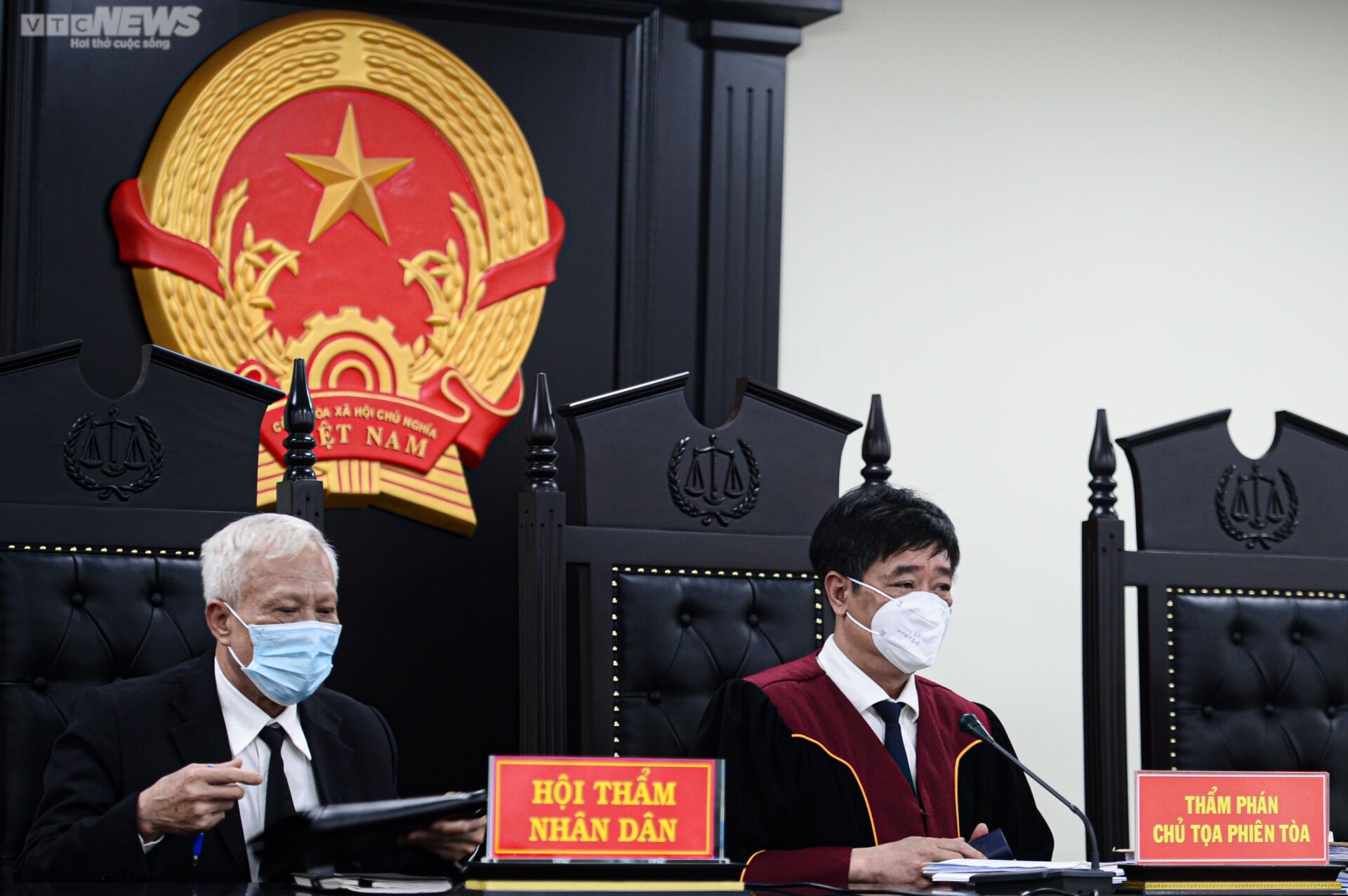Cựu Giám đốc Bệnh viện Tim Hà Nội Nguyễn Quang Tuấn tóc bạc trắng tới tòa - Ảnh 4.