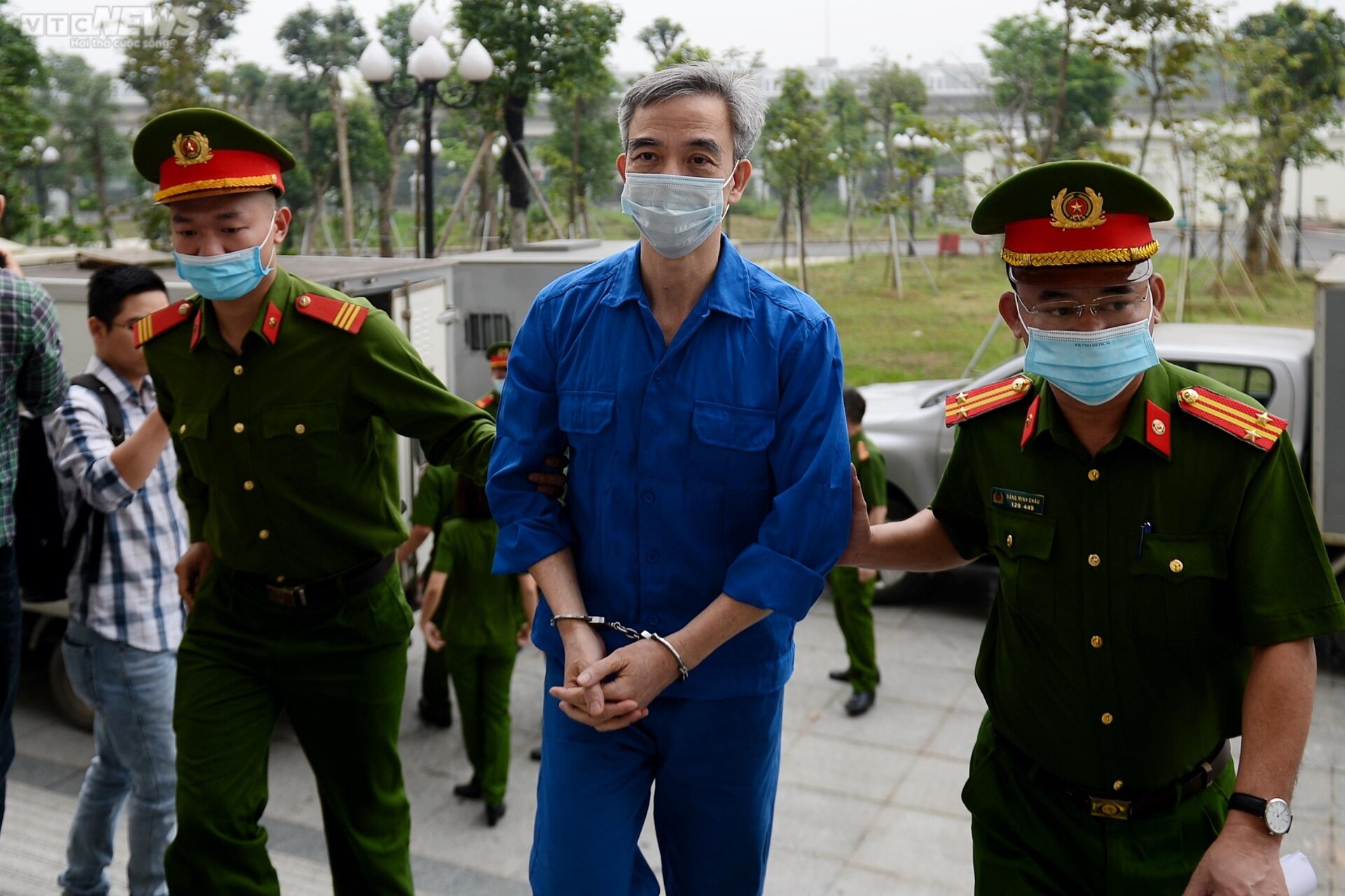 Cựu Giám đốc Bệnh viện Tim Hà Nội Nguyễn Quang Tuấn tóc bạc trắng tới tòa - Ảnh 1.