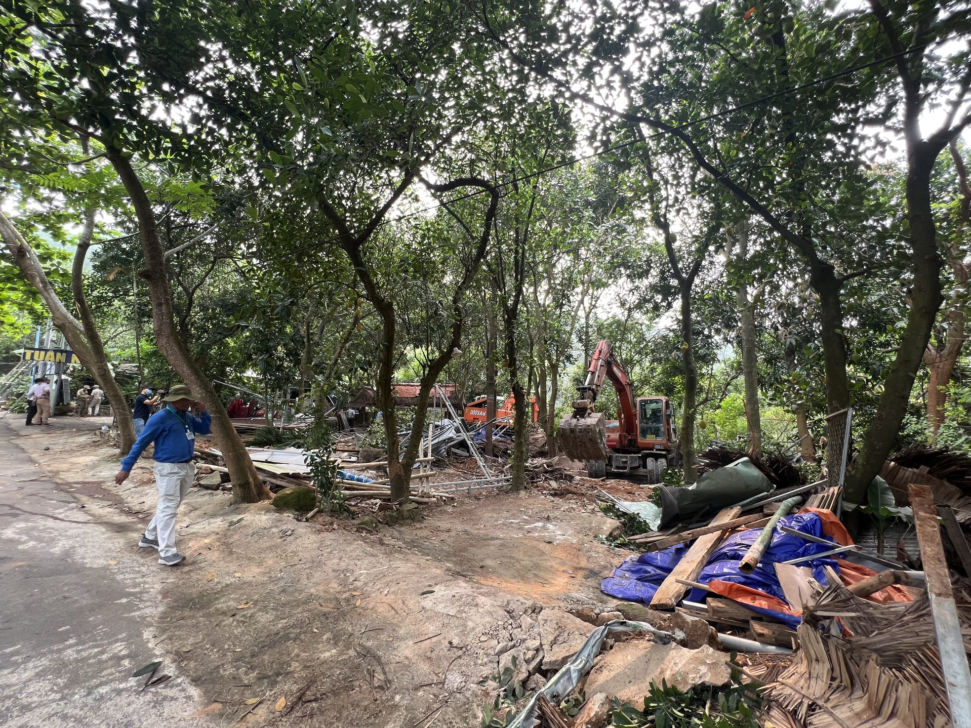 Cưỡng chế hàng loạt nhà hàng trái phép trên bán đảo Sơn Trà - Ảnh 2.