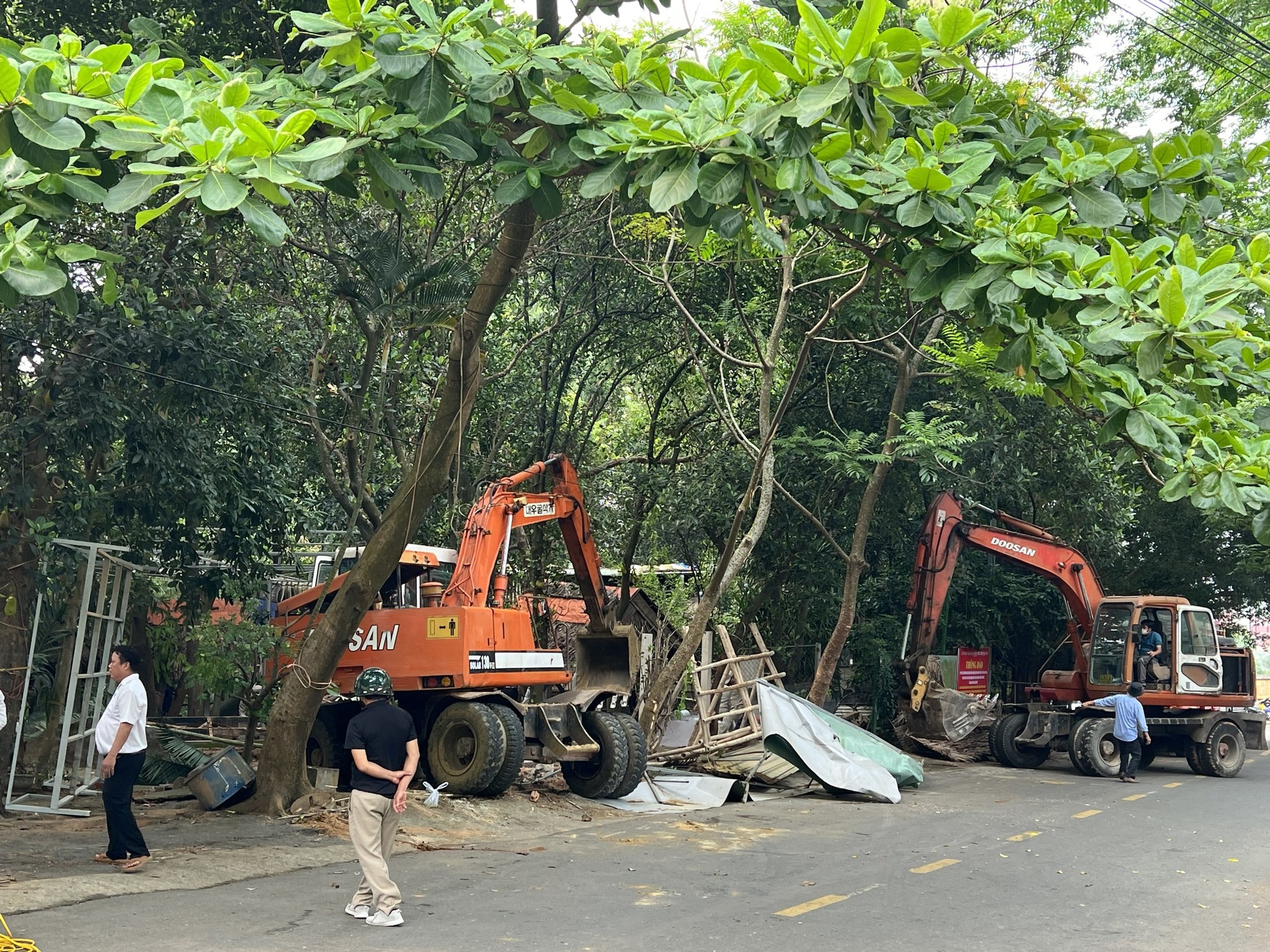 Cưỡng chế hàng loạt nhà hàng trái phép trên bán đảo Sơn Trà - Ảnh 3.