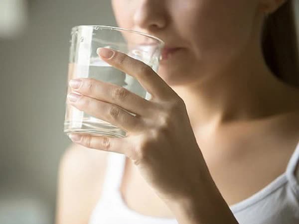Người phụ nữ phát hiện mắc ung thư tuyến giáp từ một dấu hiệu lạ khi uống nước, ai thấy cũng “phát hoảng” - Ảnh 3.