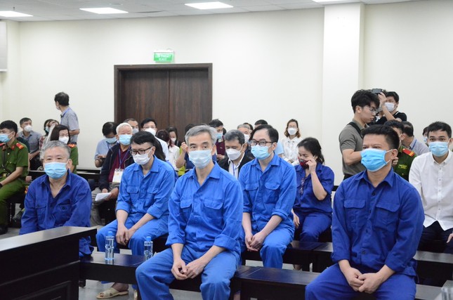 Cựu Giám đốc Bệnh viện Tim Hà Nội: 'Chỉ định thầu là sai, nhưng không còn cách nào khác' - Ảnh 1.