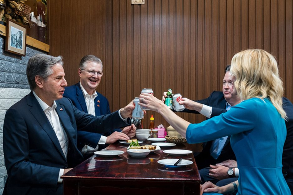 Từ hình ảnh Ngoại trưởng Mỹ đến thăm Việt Nam, ăn Cơm tay cầm, uống bia 333: Sabeco &quot;bạo chi&quot; hàng nghìn tỷ cho quảng cáo, khuyến mại thế nào? - Ảnh 1.