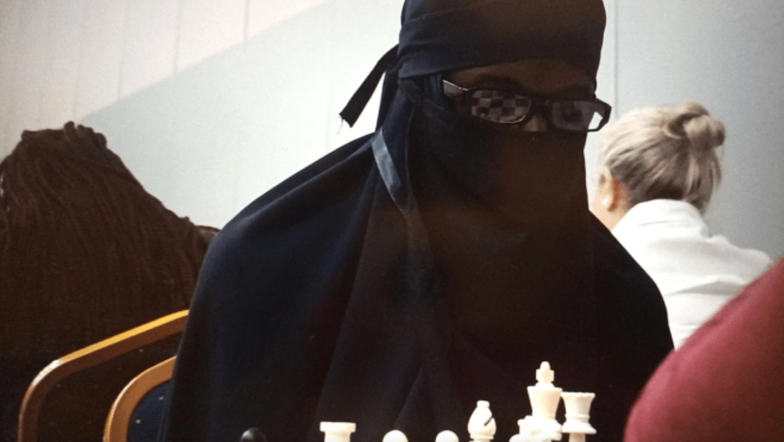 Người đàn ông “giả gái” đi thi đấu cờ vua rồi liên tiếp đánh bại đối thủ nặng ký, nhưng vì sao mãi mà không ai nhận ra?  - Ảnh 1.