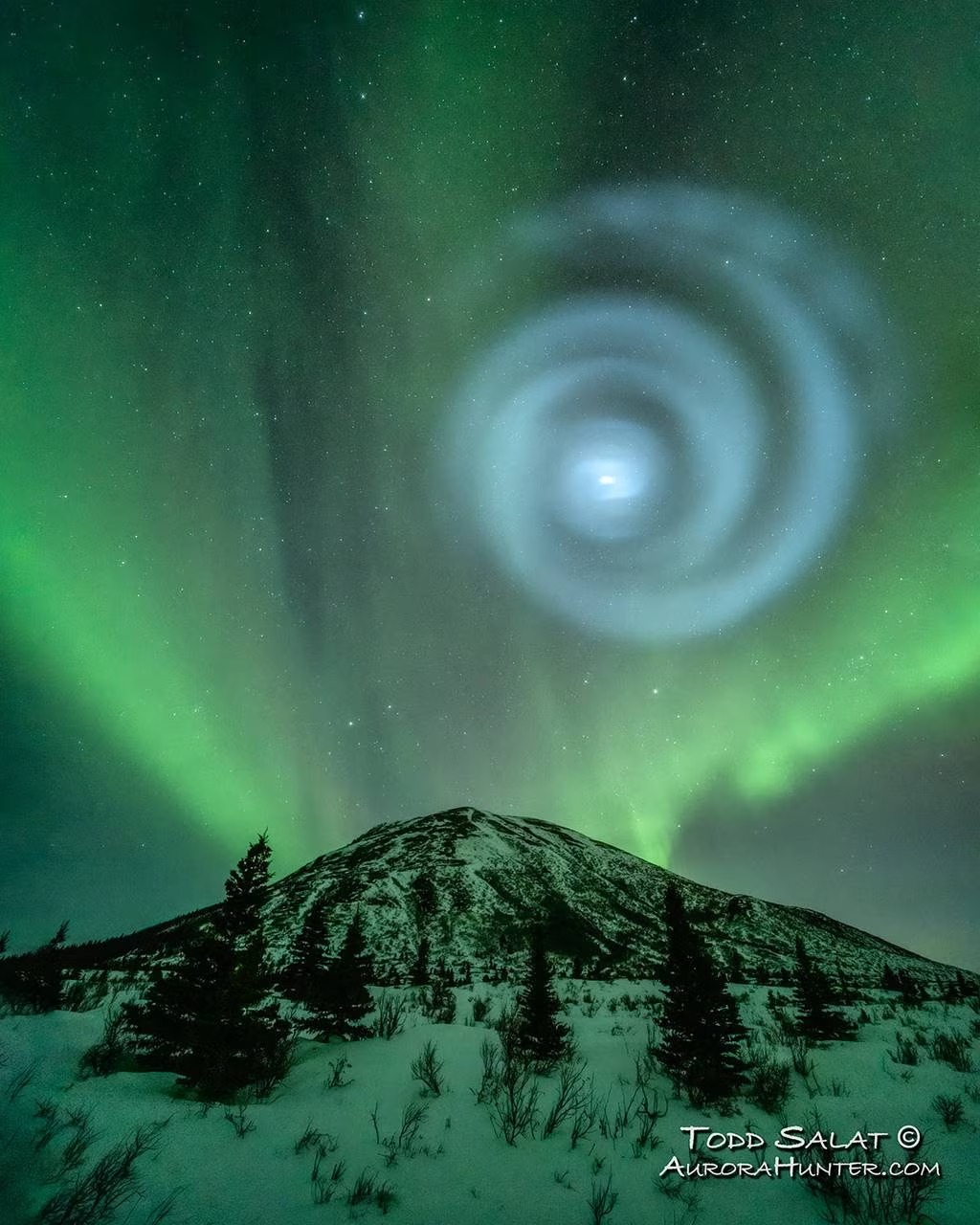 Bầu trời Alaska bỗng xuất hiện một hình xoắn ốc kỳ lạ, và lời lý giải đơn giản đến bất ngờ - Ảnh 3.