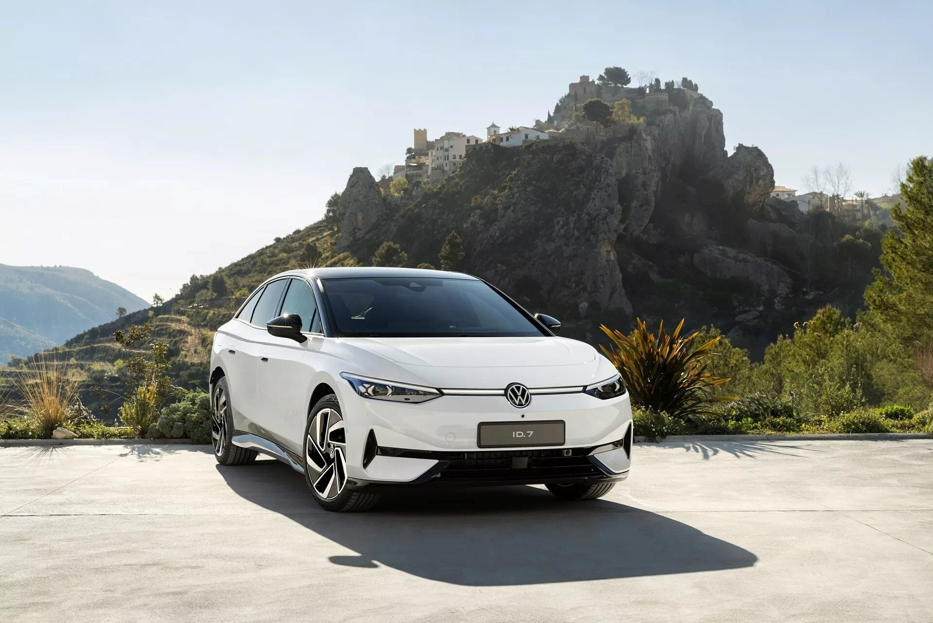 Nếu có ý định mua một chiếc ô tô điện trong 2 năm tới, bạn sẽ hối tiếc nếu bỏ qua mẫu Volkswagen đẹp ‘không tì vết’, tầm hoạt động lên đến 700 km này - Ảnh 1.