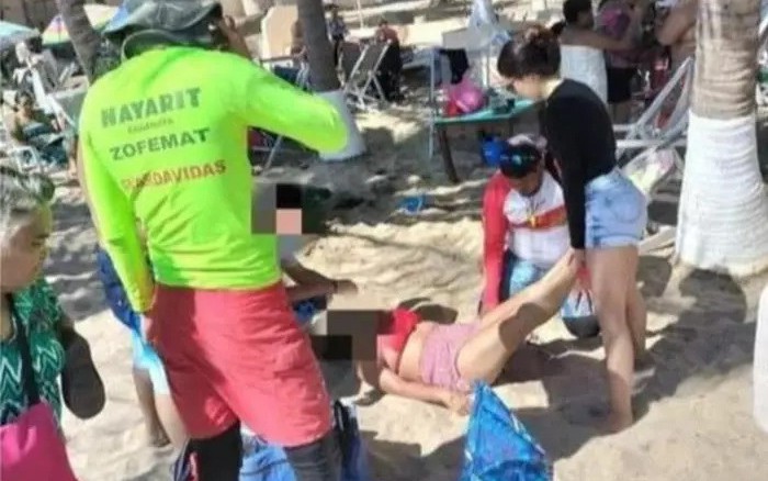 Nằm tắm nắng ở bãi biển, nữ du khách gặp tai vạ "từ trên trời rơi xuống"
