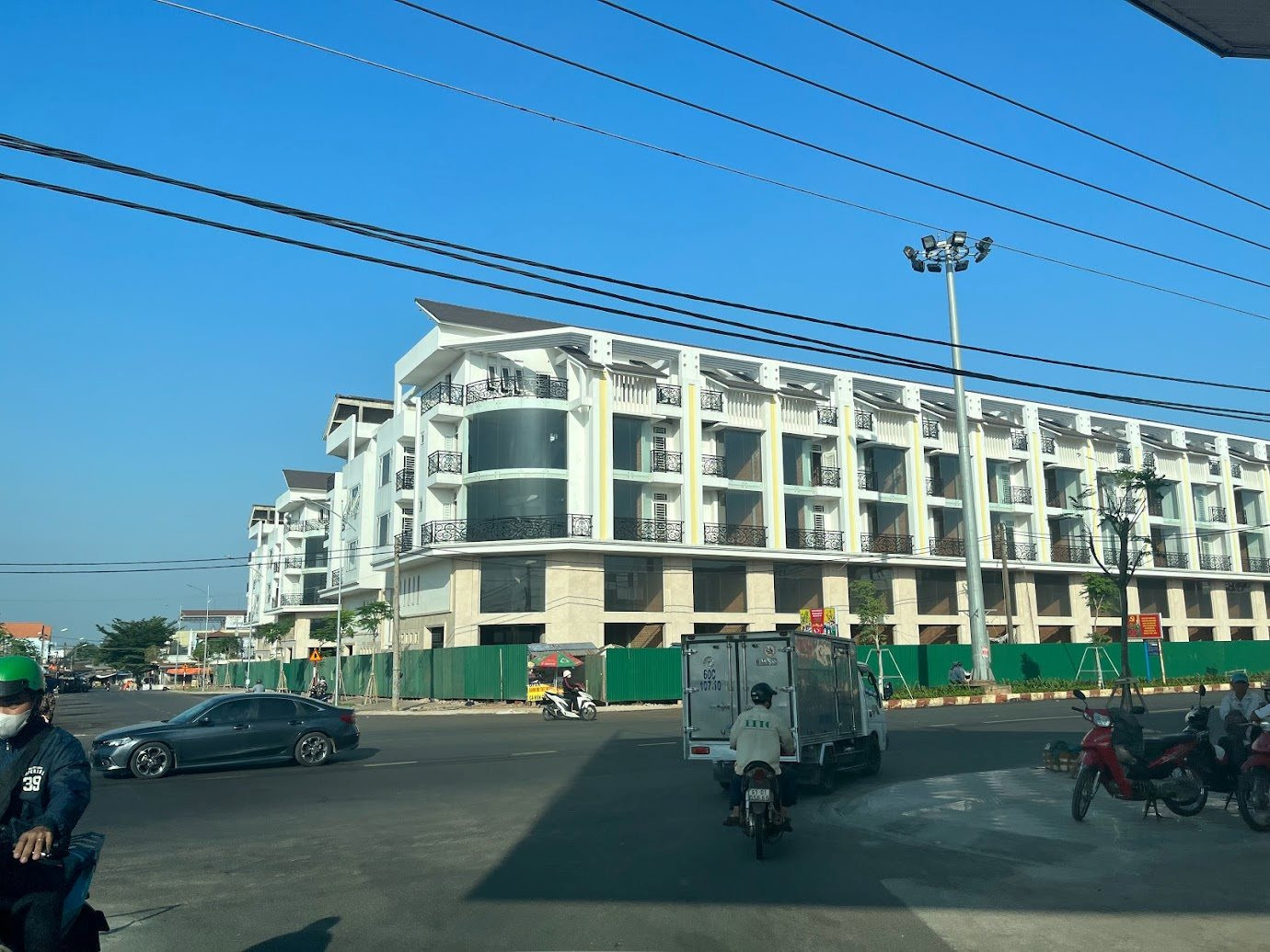 110 căn nhà phố liền kề giữa TP.Long Khánh giá hơn 100 triệu/m2 xây xong, chủ đầu tư chưa cần bán - Ảnh 2.