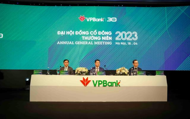 VPBank tuyên bố đã nhận được tiền cọc gần 4.000 tỷ đồng cho thương vụ bán 15% cổ phần cho Tập đoàn SMBC của Nhật Bản - Ảnh 1.