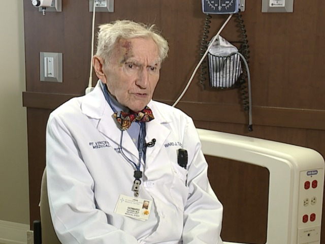 Ở tuổi 100, ‘bác sĩ hành nghề cao tuổi nhất thế giới’ chia sẻ 5 điều không bao giờ làm để sống lâu và hạnh phúc - Ảnh 3.