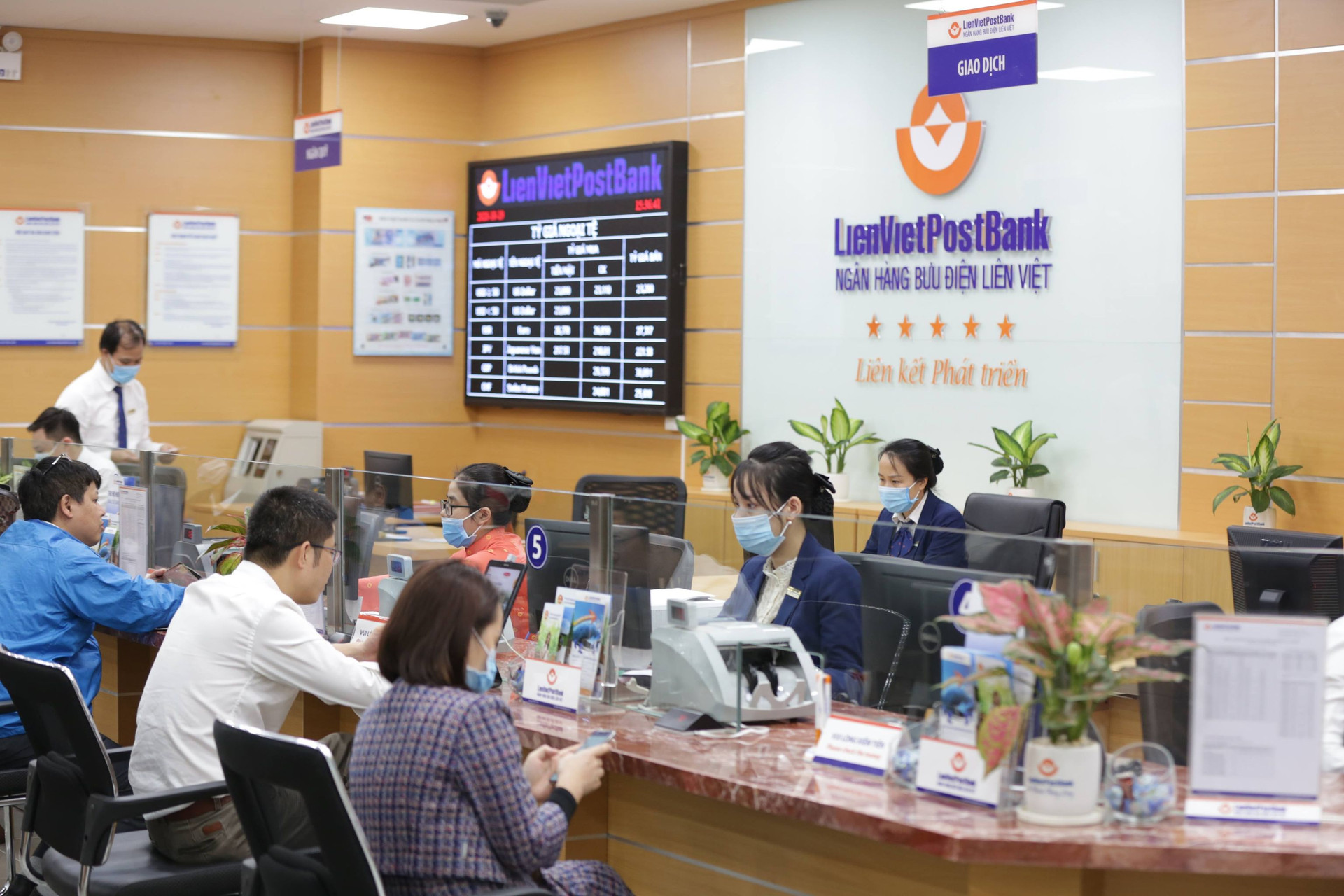 Loạt người nhà lãnh đạo LienVietPostBank đăng ký bán cổ phiếu LPB - Ảnh 1.