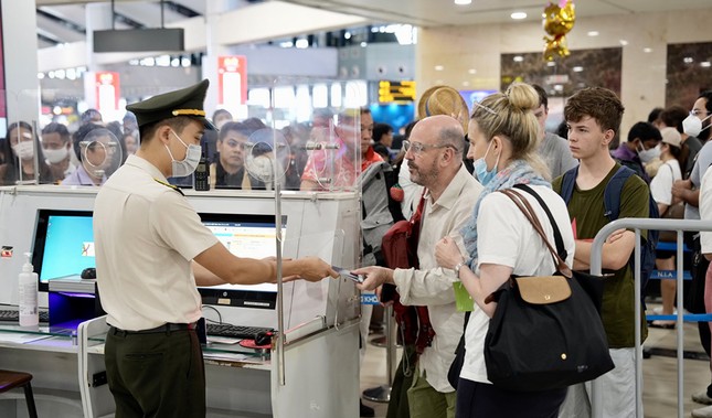 Nghỉ 30/4-1/5: Dự báo khách qua sân bay Nội Bài tăng hơn 20% so với năm trước - Ảnh 1.