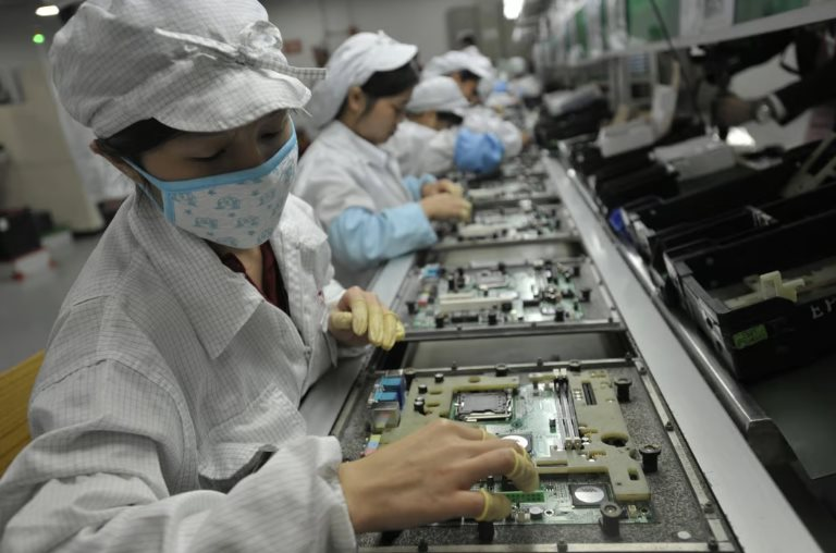 Apple nói lời 'chia tay cay đắng' với Trung Quốc, 'công xưởng iPhone' ngay lập tức cắt hơn 10% lương, 'mất' 1 nửa nhân sự - Ảnh 1.