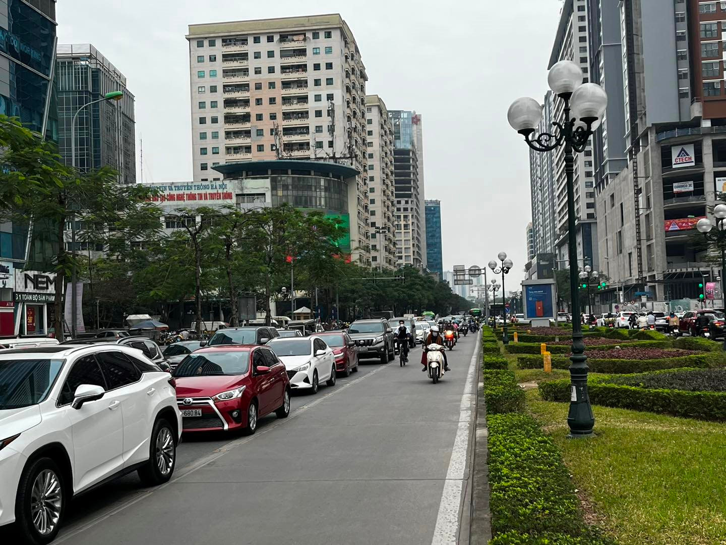 Cứ 8 người ở Hà Nội lại có 1 người sở hữu xe ô tô - Ảnh 1.