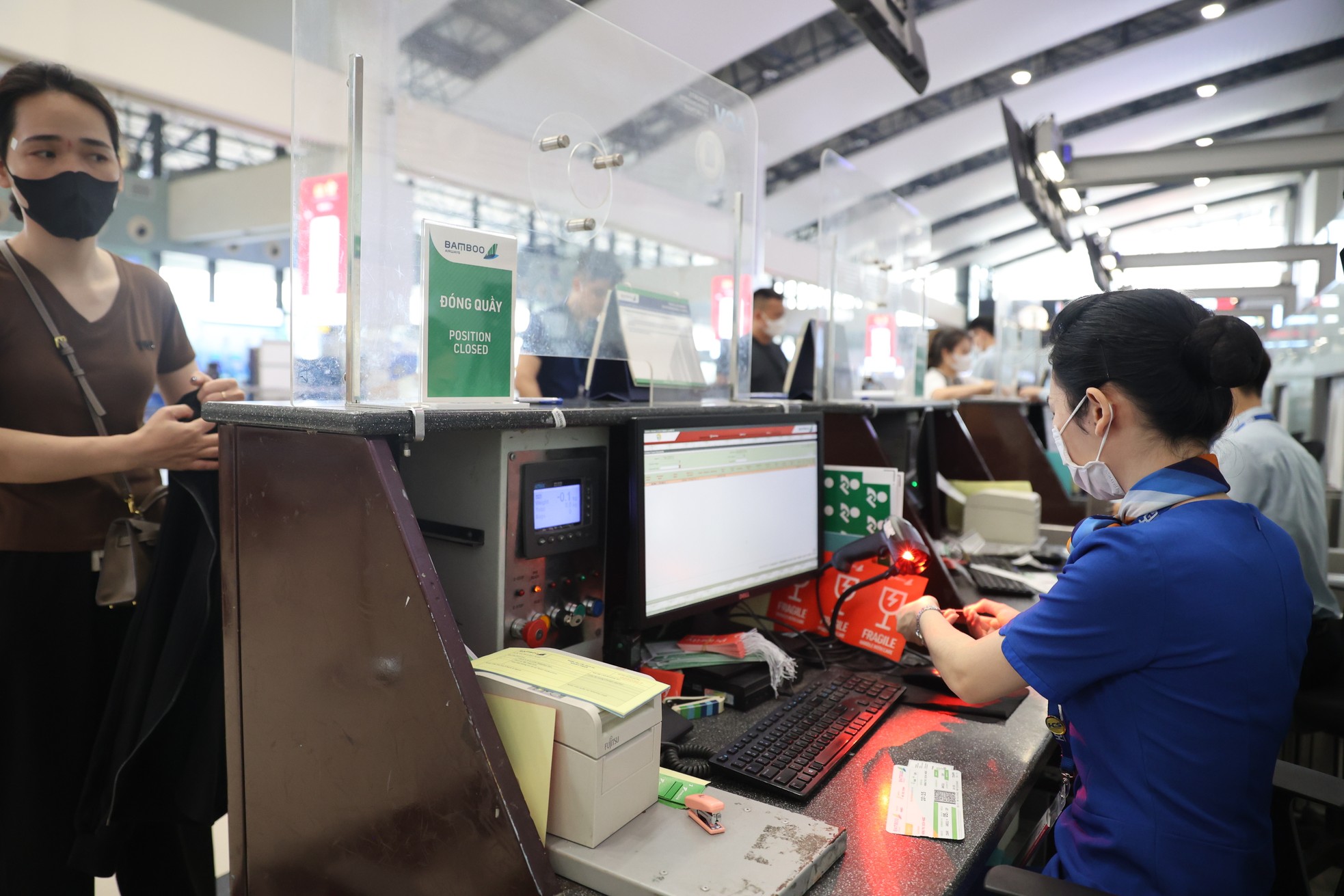 Hành khách làm thủ tục bay ở Nội Bài bằng CCCD gắn chip thế nào? - Ảnh 3.