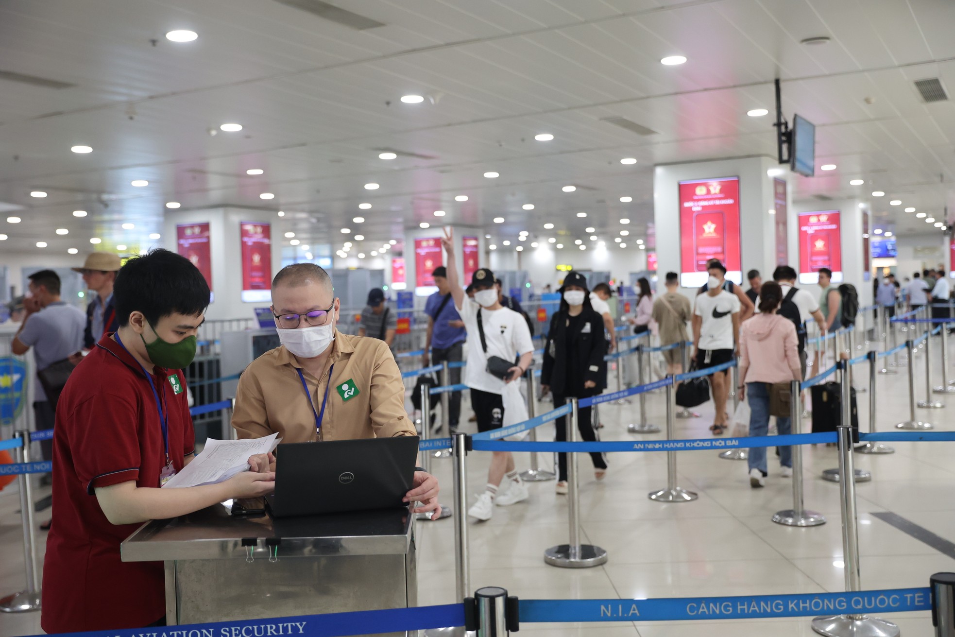 Hành khách làm thủ tục bay ở Nội Bài bằng CCCD gắn chip thế nào? - Ảnh 7.