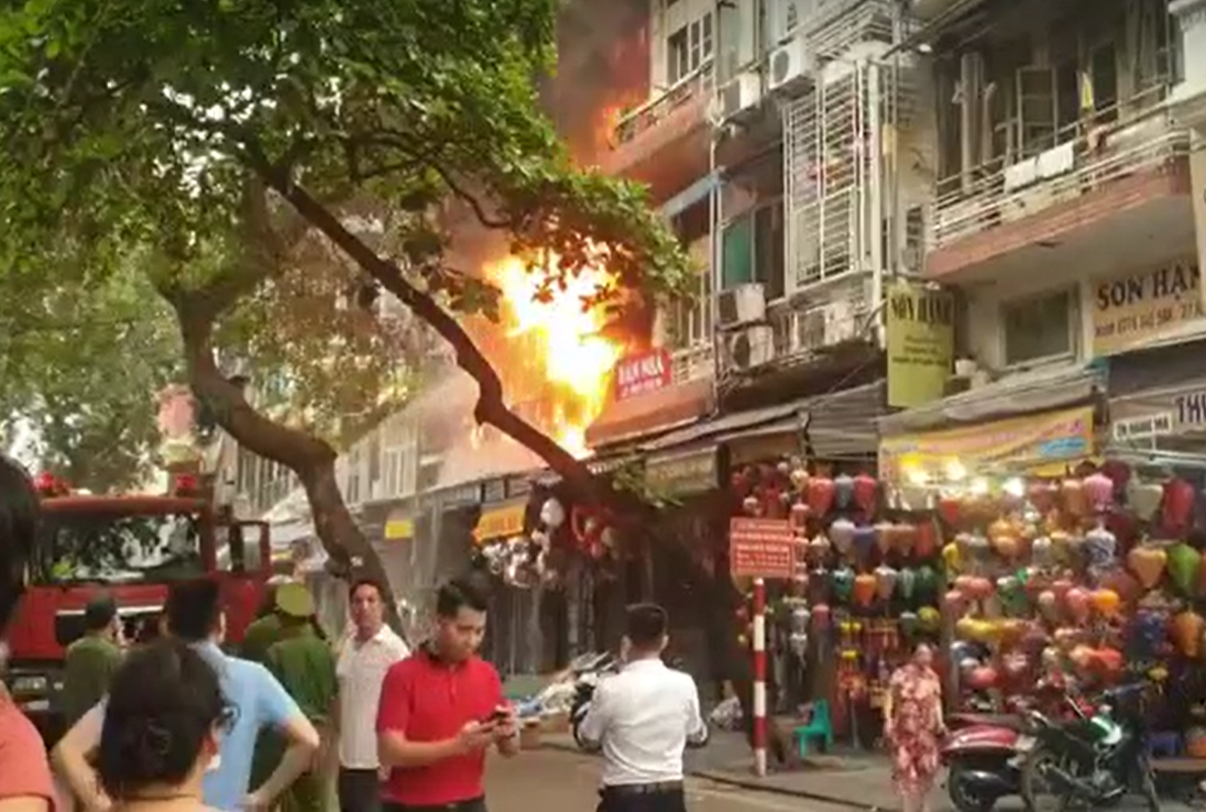 Hà Nội: Cháy nhà 2 tầng trên phố Hàng Mã - Ảnh 2.