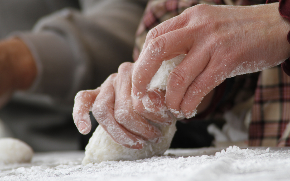 Tết Hàn thực trong tâm thức người Việt và lý do người ta thường dâng cúng 3 hoặc 5 bát bánh trôi, bánh chay - Ảnh 2. Tết Hàn thực trong tâm thức người Việt và lý do người ta thường dâng cúng 3 hoặc 5 bát bánh trôi, bánh chay - Ảnh 2.