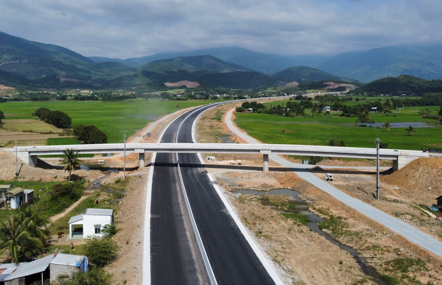 Nói được làm được: Tập đoàn Sơn Hải chính thức vượt tiến độ cao tốc Nha Trang - Cam Lâm hơn 3 tháng, xin thông xe ngay trong tháng 5 - Ảnh 3.